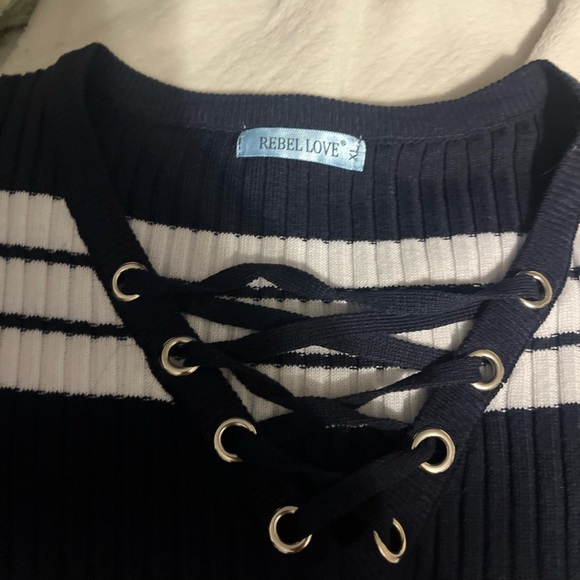 Blue and White V-Neck Dress with Striking Ribbed Design - Picture 1 of 2